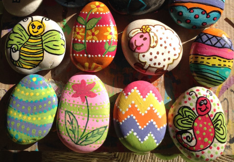 Festés gyerekekkel - kövek mint húsvéti tojások